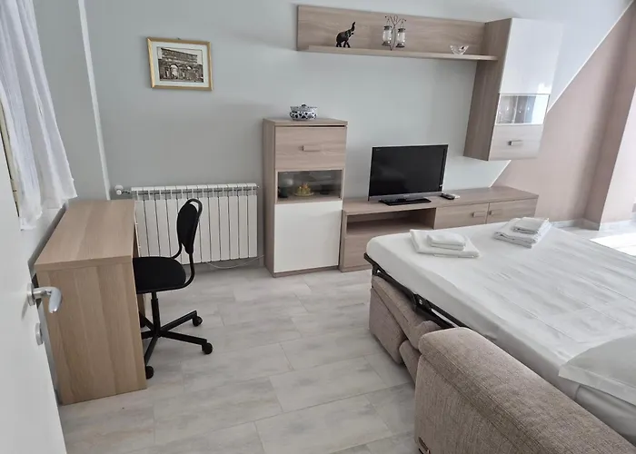 Hc - Three Cozy Near Metro Apartment Rom